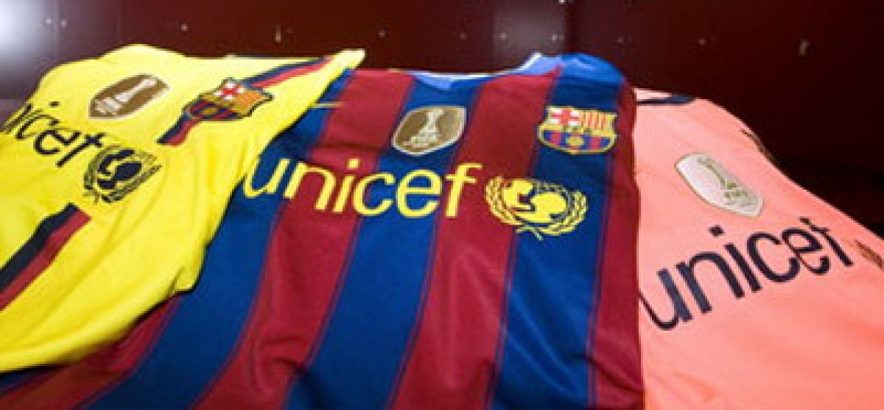 FOTO Aroganta suprema! Barcelona si-a pus emblema de campioana mondiala pe tricou!_1