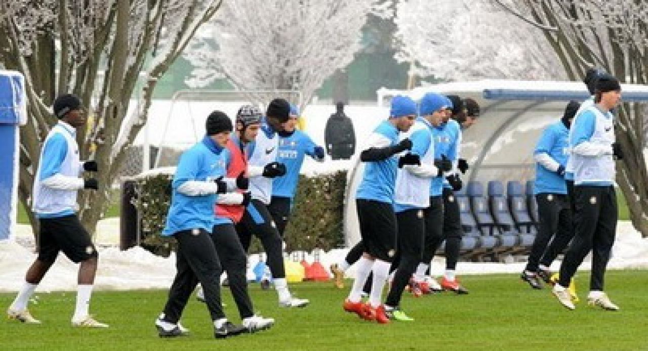 FOTO / Chivu s-a antrenat cu o casca de protectie prin zapada!_1