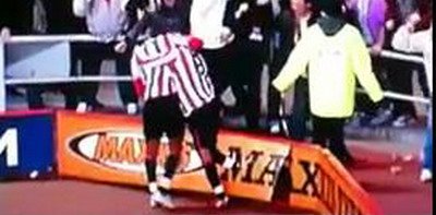 VIDEO / A vrut sa se bucure dupa un gol, dar a ramas blocat intr-un panou publicitar: