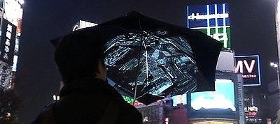 FOTO! Nu gasesti drumul spre stadion? Foloseste UMBRELA dotata cu un GPS! :) &nbsp;