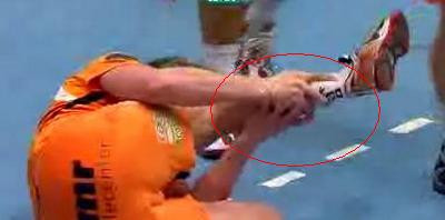 VIDEO Interzis cardiacilor! Si-a rupt&nbsp;SINGUR piciorul la handbal!
