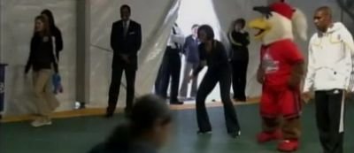 VIDEO&nbsp;Sotia lui Obama invata fotbal! Vezi cum o dribleaza un pusti!&nbsp;:)