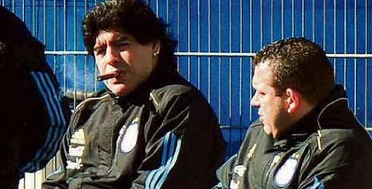 Maradona fumeaza trabucuri si face pariuri nebune: