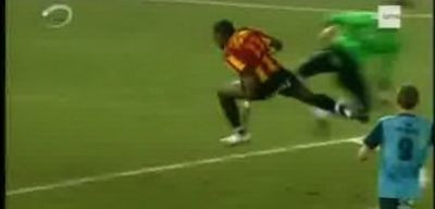 Faza&nbsp;scandaloasa in Belgia! Arbitrul l-a eliminat fara rusine pe cel faultat! VIDEO