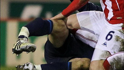 SOC la Arsenal! Vezi un tackling HORROR care ii poate incheia cariera unui pusti de 19 ani!