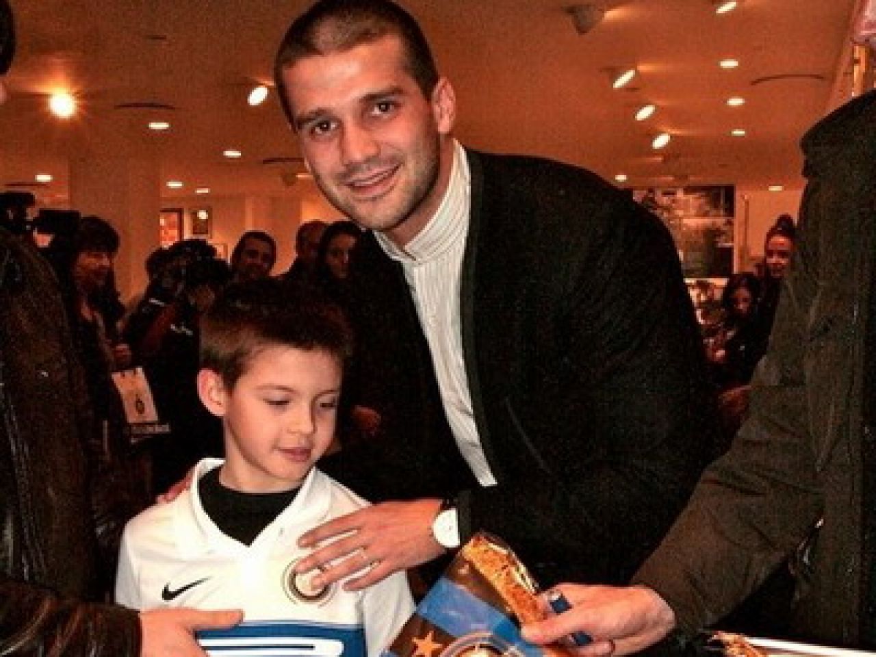 SUPERFOTO / Ce mesaj i-au transmis fanii lui Chivu!_1