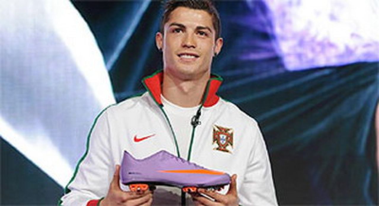 FOTO / Ronaldo vrea sa faca istorie cu ghetele VIOLET: