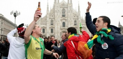 FOTO! Cum au petrecut fanii lui United in Italia: Domul din Milano, asaltat cu... bere :)