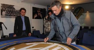 SUPER&nbsp;FOTO! Banner cu autograful lui Mourinho, scos la licitatie pentru copiii orfani din Romania!