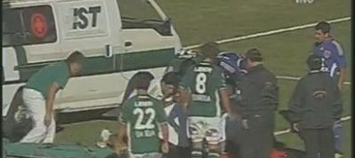 VIDEO&nbsp;A patit-o&nbsp;in stilul lui&nbsp;Chivu! Vezi cum a lesinat un jucator pe teren!