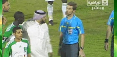 VIDEO / Arabii au luat cu asalt arbitrii romani! Tudor si Onita, atacati cu telefoane