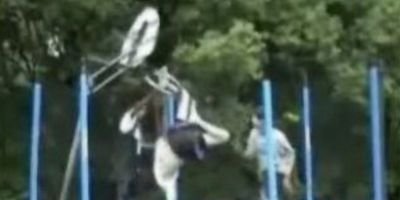 VIDEO Epic fail! A vrut sa dea slam dunk dar a intrat prin cos! :))