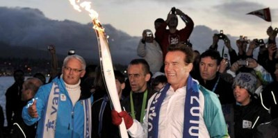 FOTO / Nebunie la Vancouver! Arnold a purtat flacara olimpica prin centrul orasului