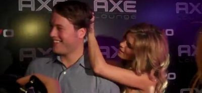 VIDEO: O blonda din Sports Illustrated agata fotbalisti! VEZI cum se baga in seama!