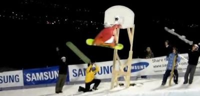 VIDEO! Ai mai vazut asa ceva? Cum poti sa joci baschet cu placa de snowboard in picioare