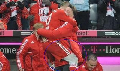Culoarea colantilor purtati de Robben nu este agreata de Liga Profesionista Germana! FOTO:_1