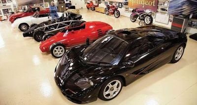 SUPER FOTO! Te-ai intrebat ce ascunde Jay Leno in garajul sau? UN MUZEU AUTO!