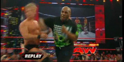 VIDEO:&nbsp;Show total cu Mike Tyson la RAW - l-a facut KO&nbsp;pe Jericho!