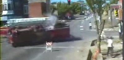 VIDEO /&nbsp;Cine are prioritate?&nbsp;Vezi un accident TERIBIL intre doua masini de pompieri: