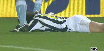 VIDEO / Culmea faultului! L-a calcat pe cap pe Del Piero si s-a facut ca ploua!