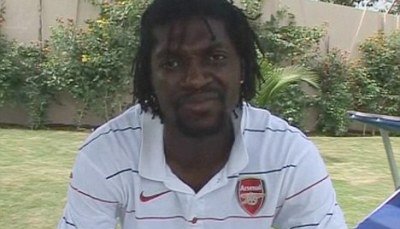Adebayor a dat o explicatie uluitoare fanilor pentru ca a purtat tricoul lui Arsenal din greseala!