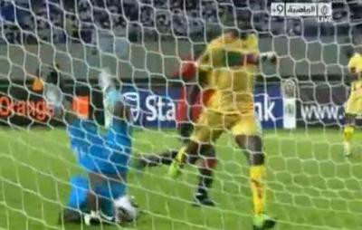 IREAL! Un portar era sa-si RUPA GATUL la Cupa Africii! Cum a incercat sa prinda mingea! VIDEO