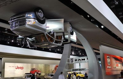 Ferea ca pica! DODGE RAM PE TAVAN!