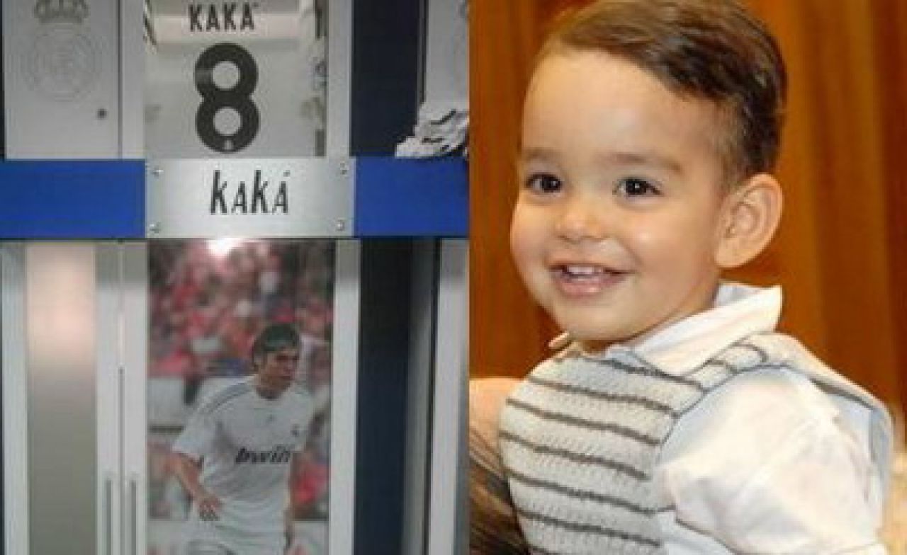 Kaka joaca fotbal in