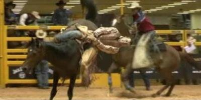 VIDEO: Calcat in picioare de un cal turbat la un concurs de rodeo!