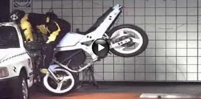 Crezi ca ai vreo sansa?&nbsp;VEZI cum arata un accident la 50km/h pe motocicleta!