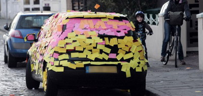 Cate post-it-uri sunt pe masina din imagine?