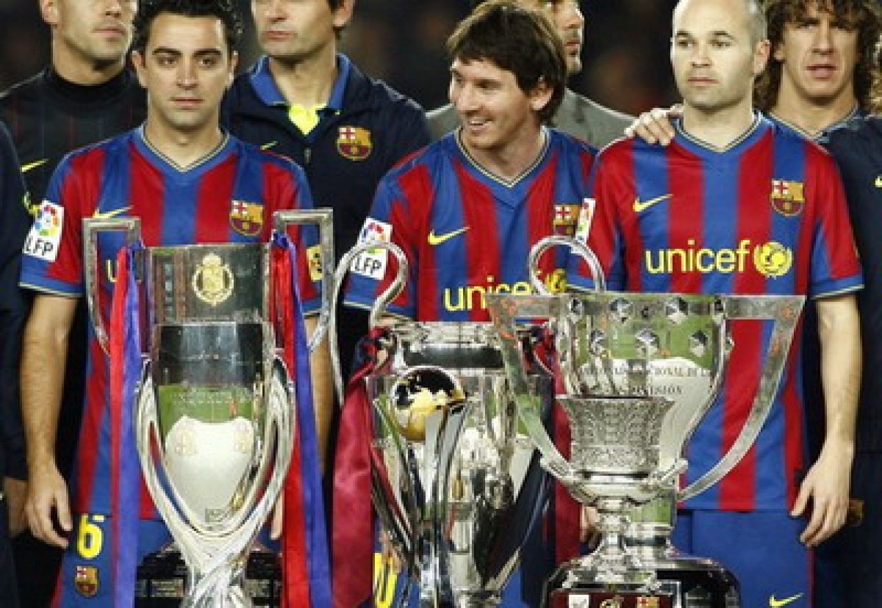 Super imagini! Barcelona le-a prezentat fanilor cele 6 trofee pe 'Viva la vida' a celor de la Coldplay!_1