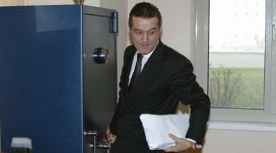 Becali s-a imprumutat 2 milioane de euro ca sa aduca jucatori la Steaua!