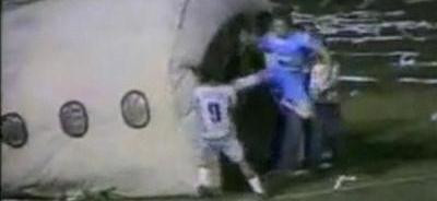 VIDEO! Faultul pentru care nu s-a inventat un cartonas: i-a bagat TALPA IN GAT!