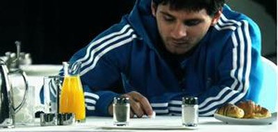 ASTA-I CULMEA! Messi a dat gol cu cea mai mica minge din lume! :)