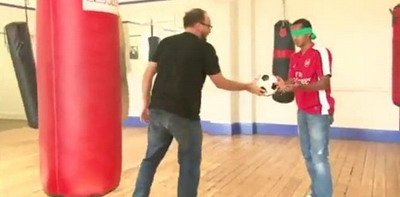 VIDEO / The Making Of: cum au jonglat cei mai TARI fotbalisti legati la ochi!