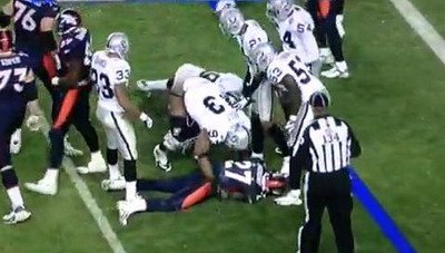 VIDEO / Atac la bijuteriile familiei! Un jucator american a fost lasat in fundul gol in timpul unui meci!
