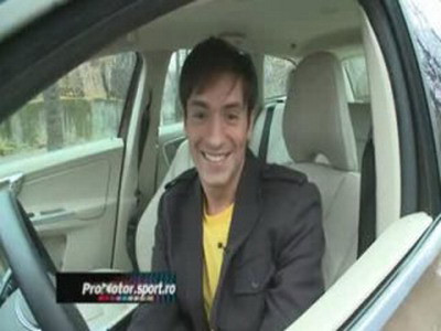 Vezi ce super masina conduce cel mai sexy prezentator din Romania: Radu Valcan!