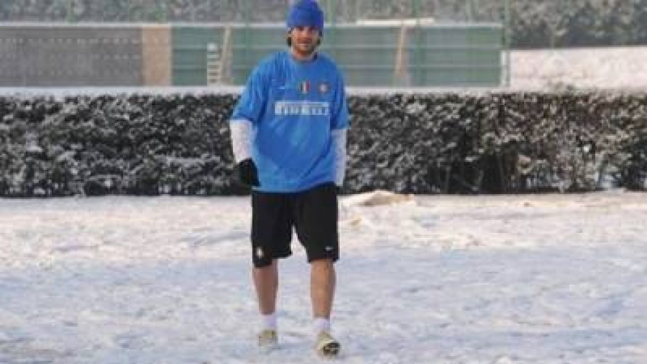 TARE! Eto'o s-a antrenat costumat ca un ninja, Chivu, singurul in pantaloni scurti pe GER la Inter :)_1