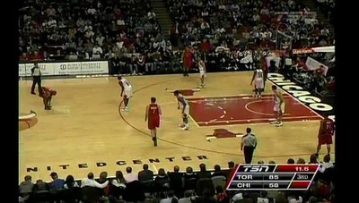 VIDEO Fair play extrem in NBA! Si-a&nbsp;legat sireturile dupa ce a&nbsp; arestat mingea&nbsp;intre picioare!