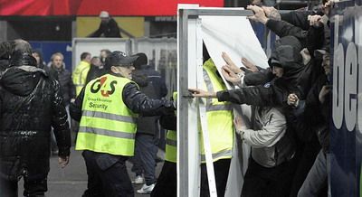 VIDEO / Militantii neo-nazisti au oprit meciul Austria Viena - Athletic Bilbao!_1
