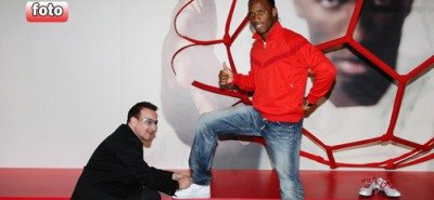 Imaginea saptamanii! Bono de la U2 ii leaga sireturile lui Drogba!