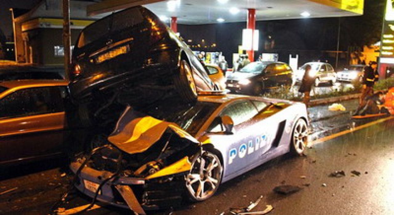 Mamma Mia! Lamborghini de politie de 165.000 de euro facut praf intr-un accident in Italia!_1