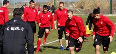 De ce nu trage Dinamo la poarta? Jucatorii platesc mingile pierdute la antrenamente :)