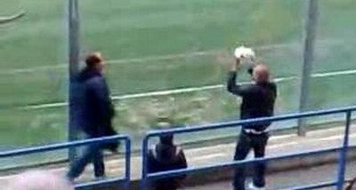VIDEO&nbsp;Cel mai penibil suporter&nbsp;din Italia!&nbsp;Vezi cum a ajutat echipa rivala sa inscrie!&nbsp;