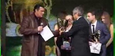VIDEO / Lucescu, premiat de Steven Seagal: Maestrul merita toate aplauzele, din toate infrangerile a iesit invingator!