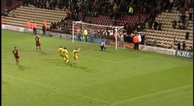 VIDEO: Mingea l-a facut KO! VEZI unde NU trebuie sa stai cand se executa un penalty!