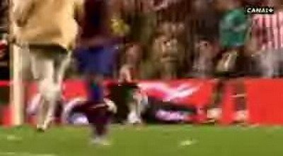 VIDEO A distrat un stadion! Cum a driblat un fan agentii de paza la meciul Barcelonei!