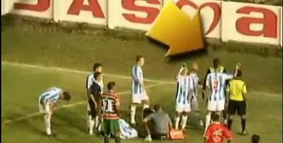 VIDEO&nbsp;Un jucator l-a scos din minti pe arbitru dupa ce i-a turnat apa in cap! :))
