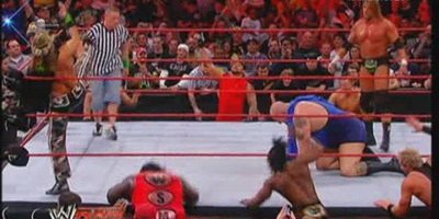 VIDEO: Avalansa de manevre - toti wrestlerii din RAW au sarit pe Big Show!